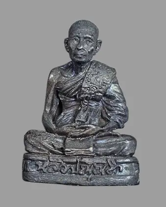 龍婆了 2539 small standing self-image (with an enclosed yantra bead)